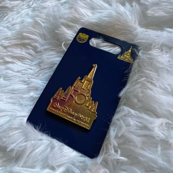 Walt Disney World 50th Anniversary Pin Castle Gold Disney Parks NWT - Picture 3 of 5